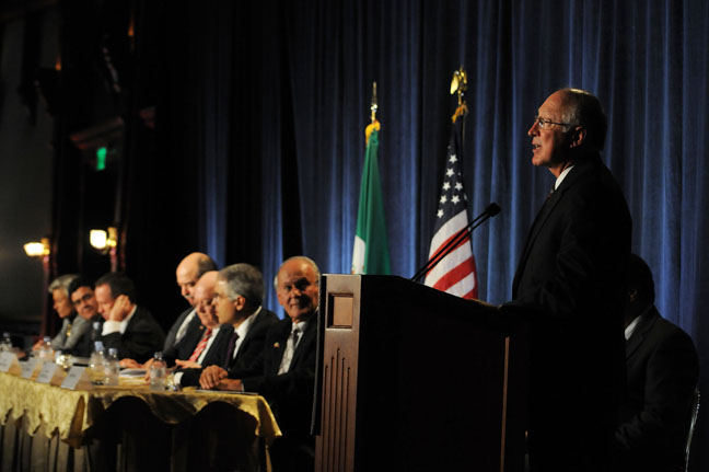 El Secretario Salazar y las delegaciones de Mexico y Estados Unidos celebraron la firma del tratado